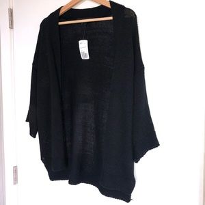 Half sleeve cardigan w/ light hi-lo cut on sides